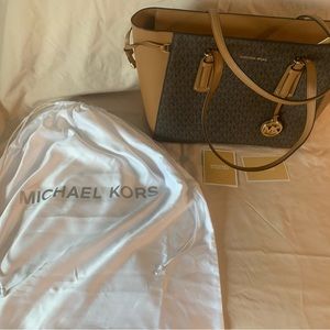 Michael Kors Voyager Medium-Multi-Function Top Zip Tote